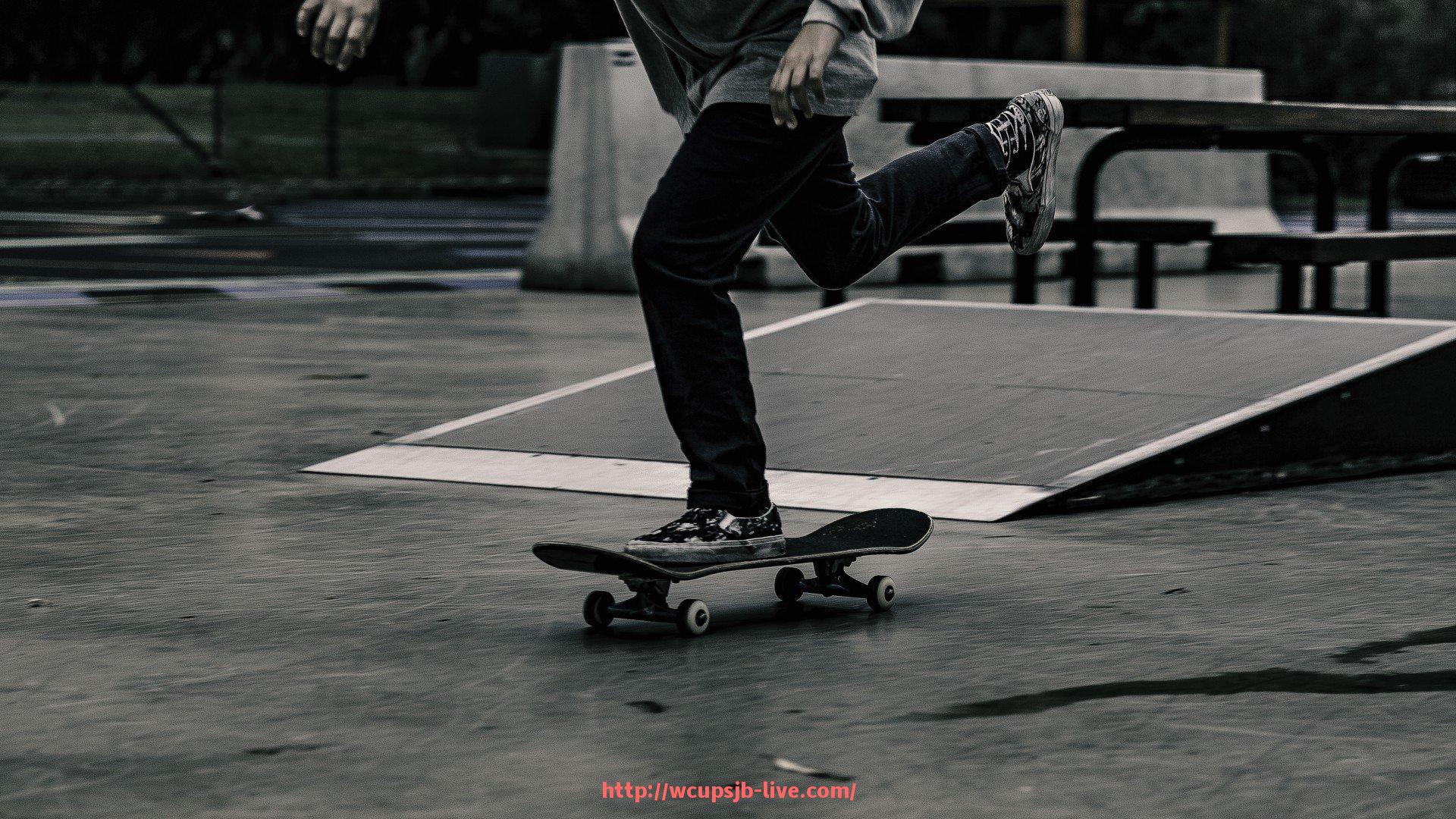 世俱杯直播-健身器材中的杠铃及其多功能训练作用解析